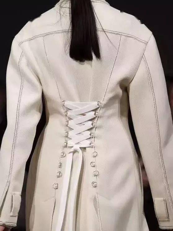 服装|时装秀场上美到窒息的"背影杀杀杀杀手"?神仙设计师俘获芳心的秘诀就是不放过任何一个细节!