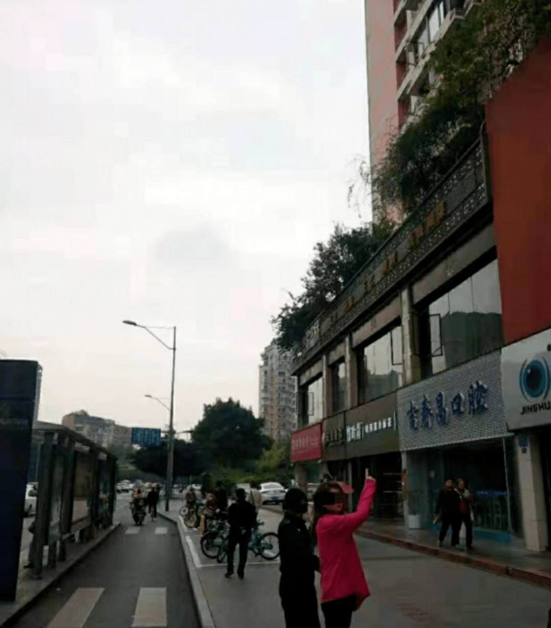 高空|成都高空抛物入刑首案宣判：女子10楼扔下菜刀获刑