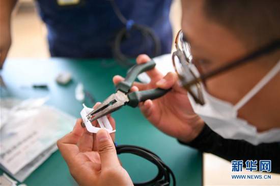 颜麟蕴|吉林长春：机场电梯无接触按钮上线