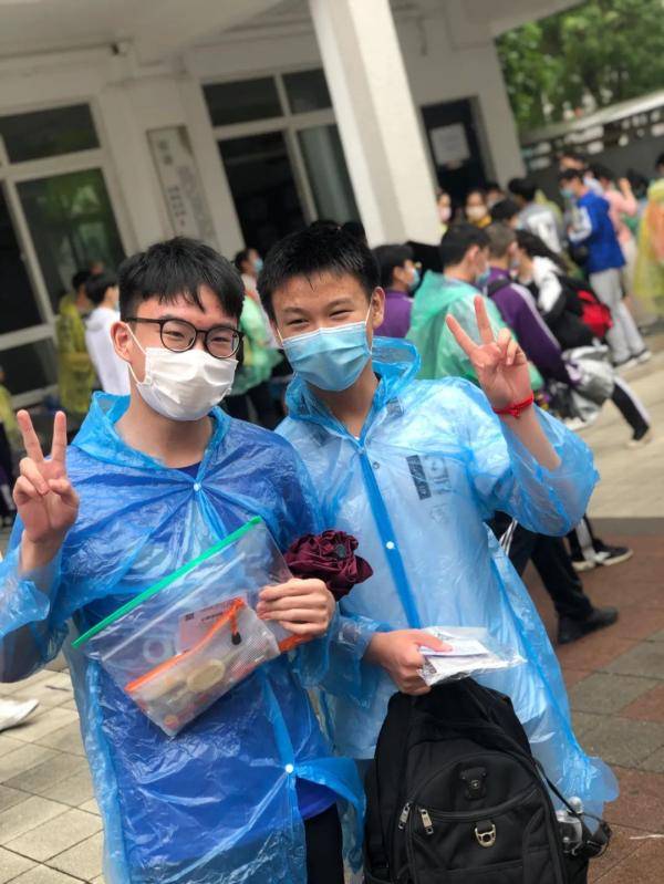 调配|这个考点细心又暖心！担心考生淋雨，紧急调配千余件雨衣