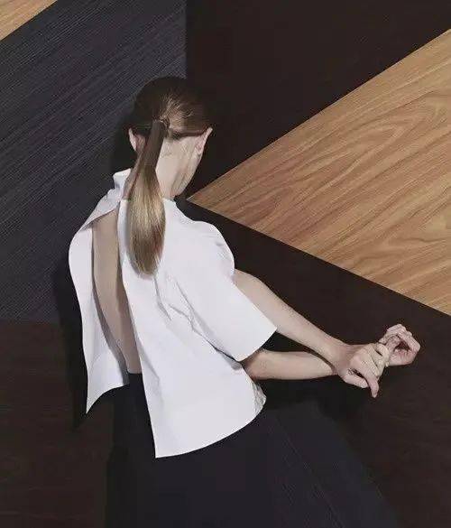 服装|时装秀场上美到窒息的"背影杀杀杀杀手"?神仙设计师俘获芳心的秘诀就是不放过任何一个细节!