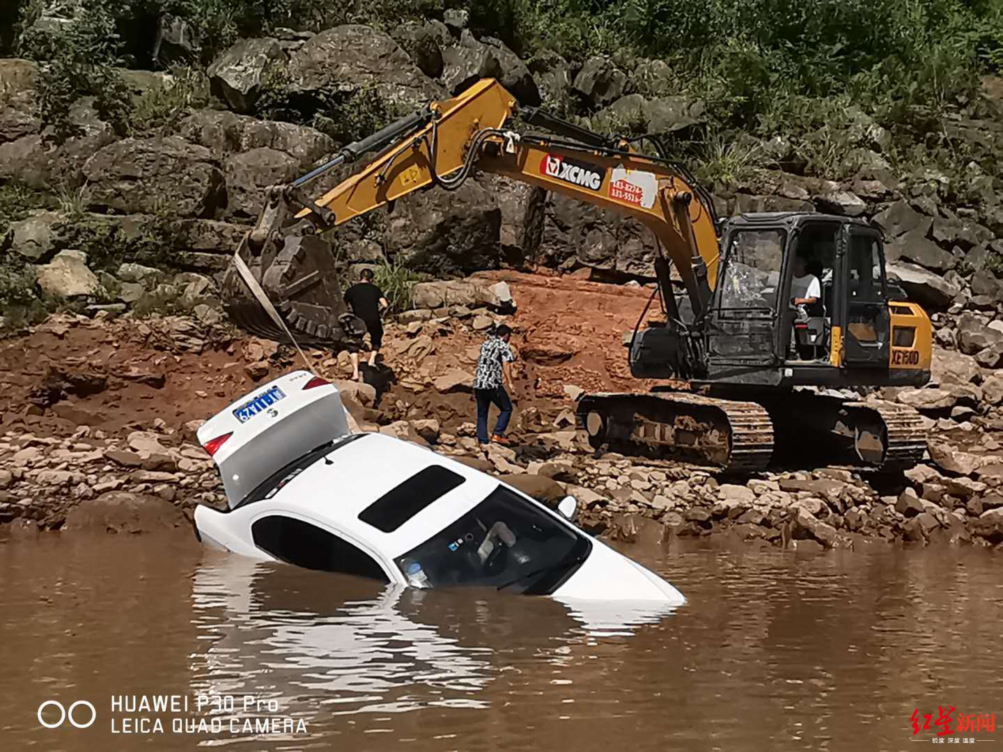 四川巴中车辆坠河 男子逃生女子身亡