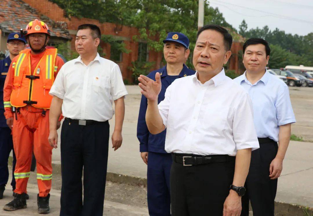 市长黄喜忠等领导的陪同下,来到南昌市新建区恒湖垦殖场看望慰问驰援