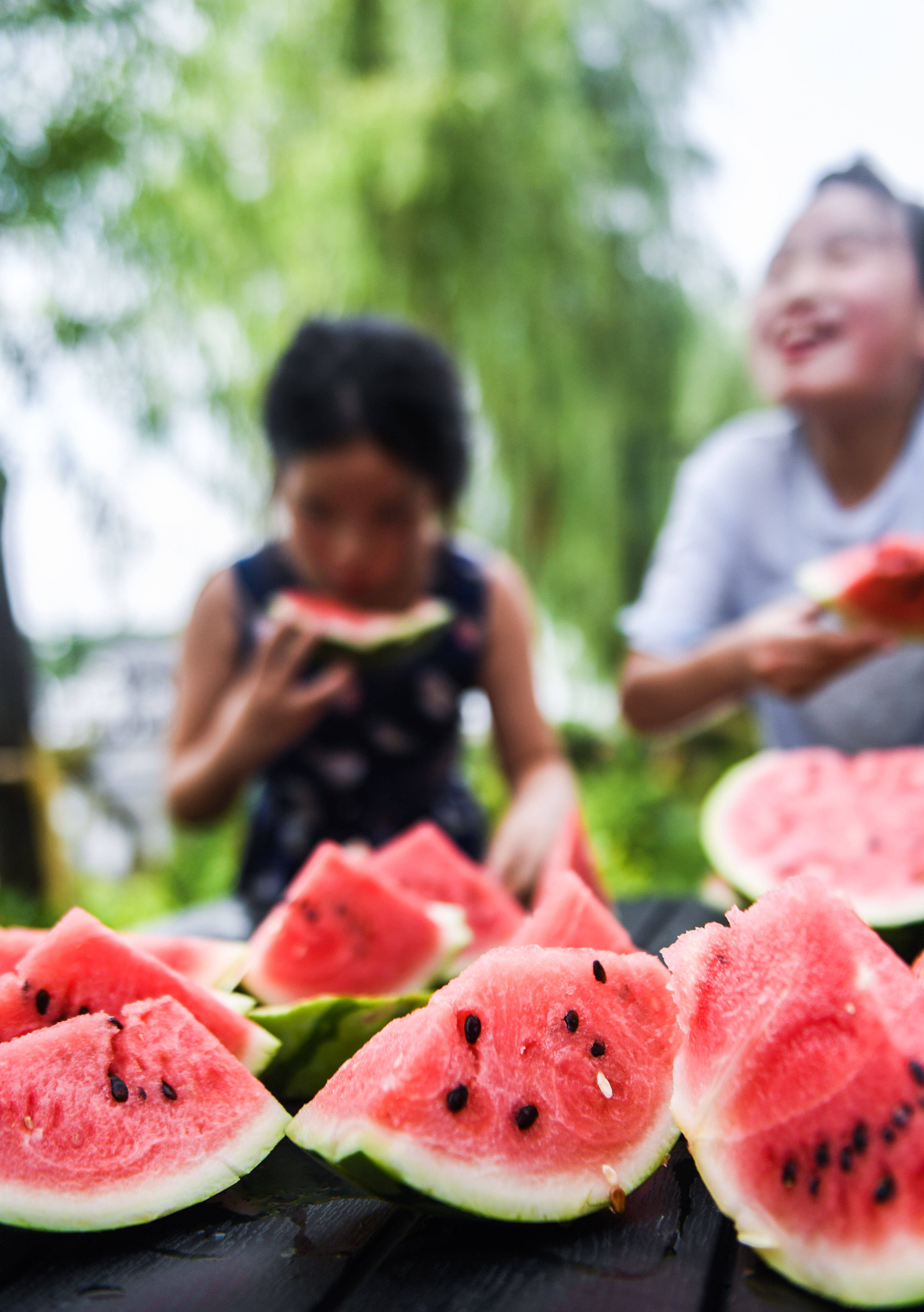 7月22日,庙兜村的孩子们在比赛吃西瓜 返回搜 责任编辑