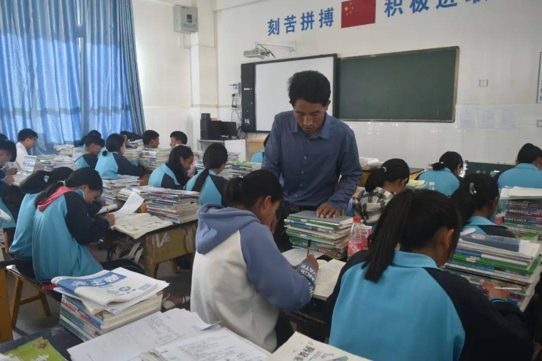 爱生敬业 成就学生 快乐自己——陇川县第二中学唐勒腊同志先进事迹