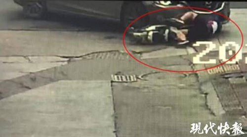 男孩被压车底,20多名路人合力抬车救人