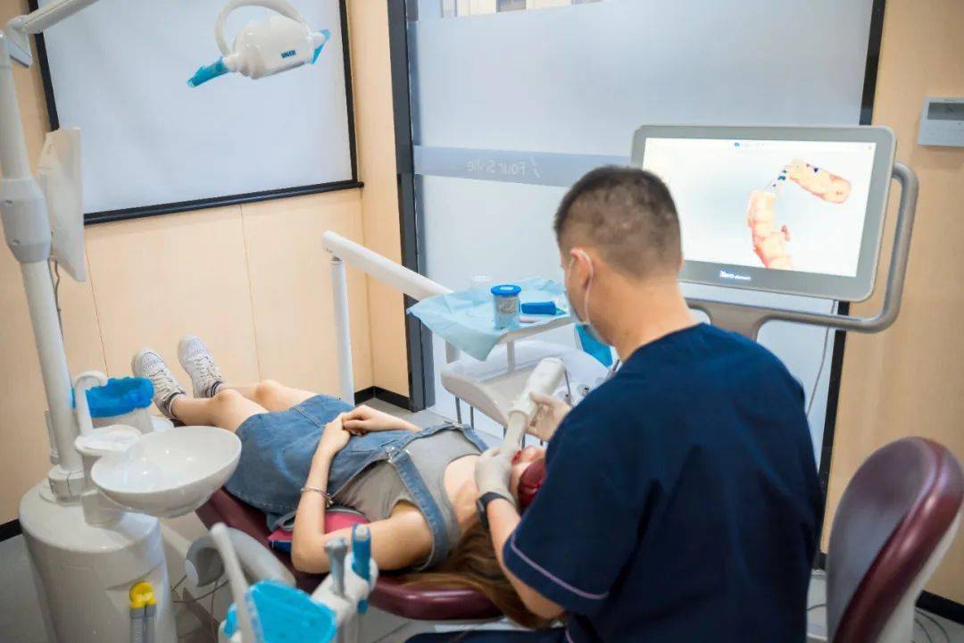 口腔|摘掉口罩也自信，暑期明星同款隐适美牙齿矫正直接半价！