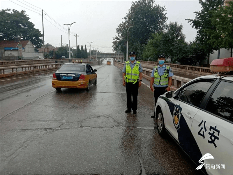 潍坊交警坚守岗位 风雨中护航市民出行