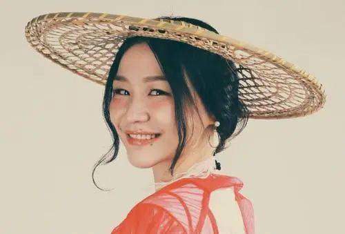 女孩|金靖是如何一步步走入大众视野的？爱笑的女孩运气不会太差