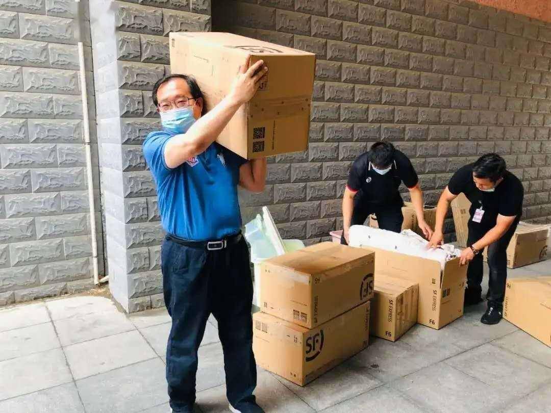 北京毕业“寄”：教授客串搬运工 7小时打包3000本书 图3