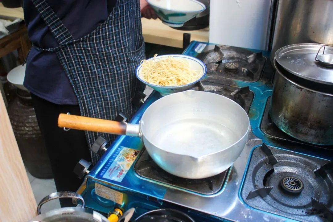 热干面的面条都是武汉阿姨自己动手做的,据老客说,她有着十多年的手艺