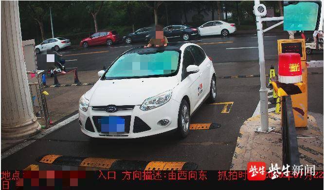 把头|小女孩多次把头伸出轿车天窗，视频看了让人心惊胆战