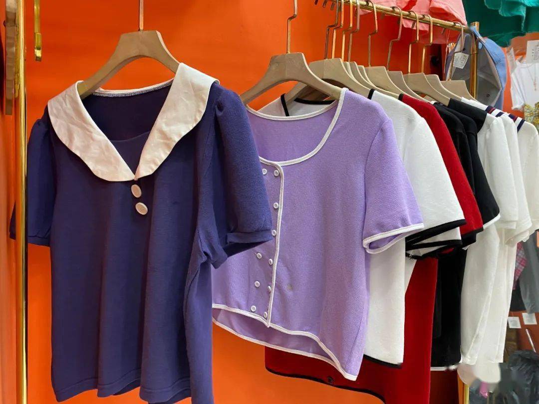 特价|上衣5块、连衣裙10块！杭州这家服饰城单件就能拿特价，就连护栏旁都坐满了人…