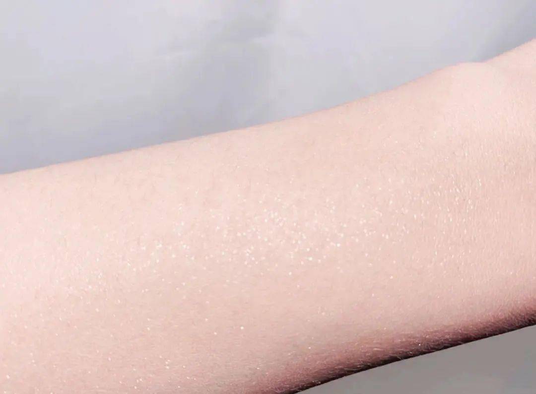 肤色|脖子比脸黑太多？夏日的宝藏救星，没想到竟是它！