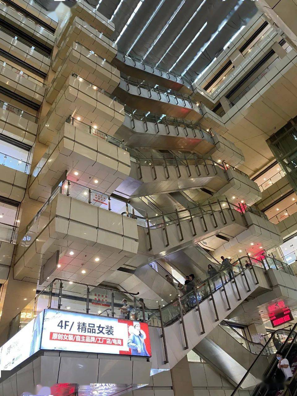 特价|上衣5块、连衣裙10块！杭州这家服饰城单件就能拿特价，就连护栏旁都坐满了人…