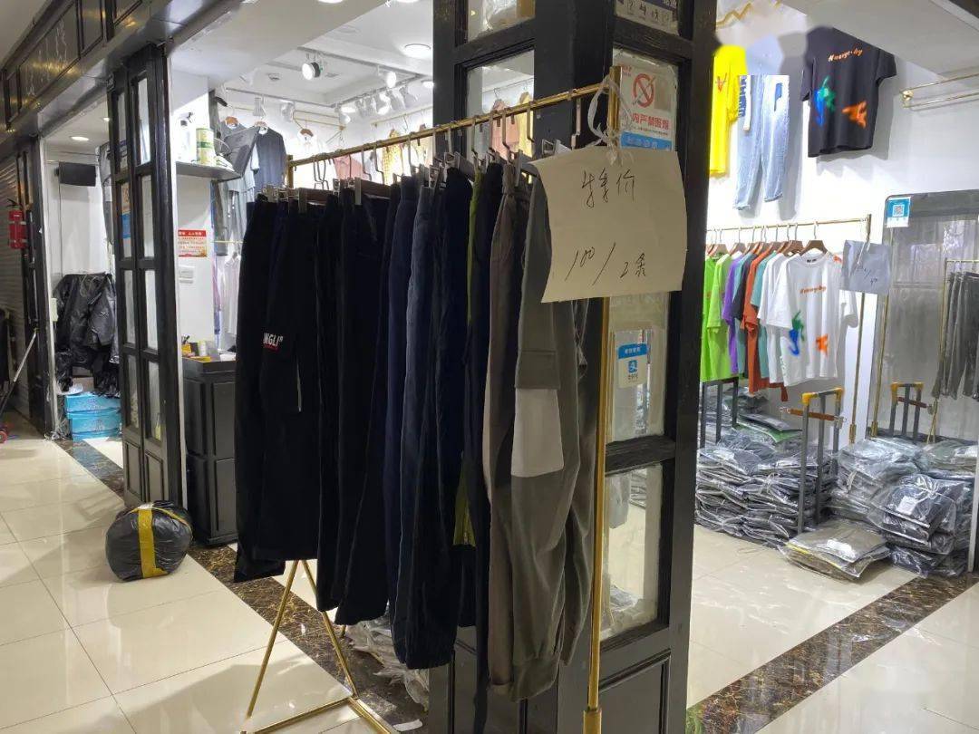 特价|上衣5块、连衣裙10块！杭州这家服饰城单件就能拿特价，就连护栏旁都坐满了人…