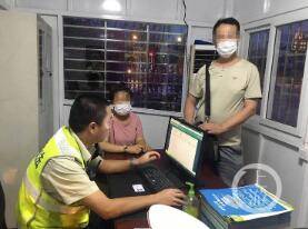 网友|一男一女跟着货车司机去旅行，中途被丢高速路上，只因......