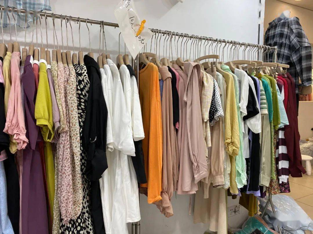 特价|上衣5块、连衣裙10块！杭州这家服饰城单件就能拿特价，就连护栏旁都坐满了人…