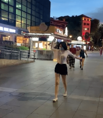 防腐剂|51岁许晴是不是吃了防腐剂？丰乳肥臀蚂蚁腰！都是拿钱堆出来的？