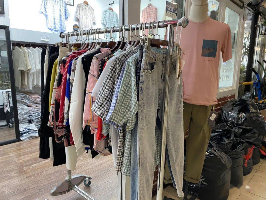 特价|上衣5块、连衣裙10块！杭州这家服饰城单件就能拿特价，就连护栏旁都坐满了人…