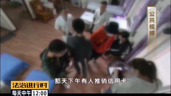 盲人|太缺德！这俩骗子居然专门针对盲人下手！