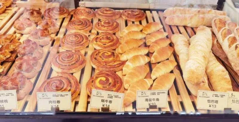 衣服|他把“衣服”卖进可颂面包店，就问香不香？