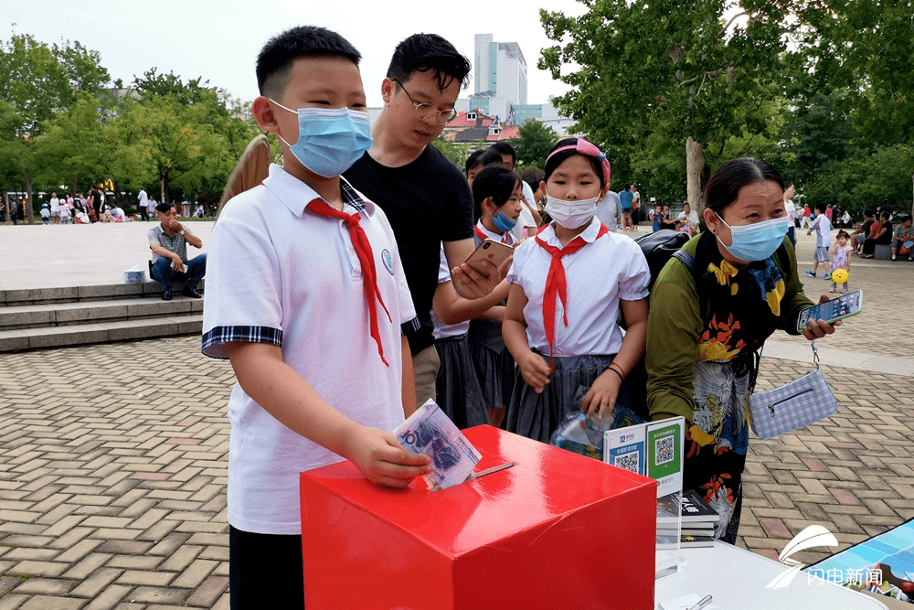 少先队员的担当:济南小学生义卖义捐筹善款,助力"抗洪救灾"