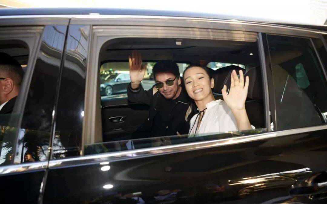 巩俐真|54岁巩俐真的结婚了！戛纳造型像裹床单，却被刘涛的大蓝宝石秒杀？