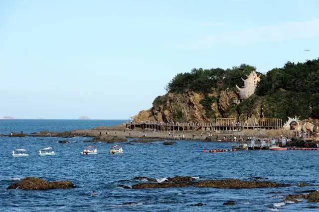 月亮湾,一东一西两座岬角拥着一片深月形的海湾,山石,海水,长堤,港湾