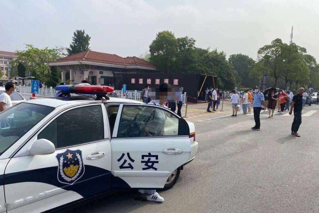 她坐着警车,来参加教师编制考试