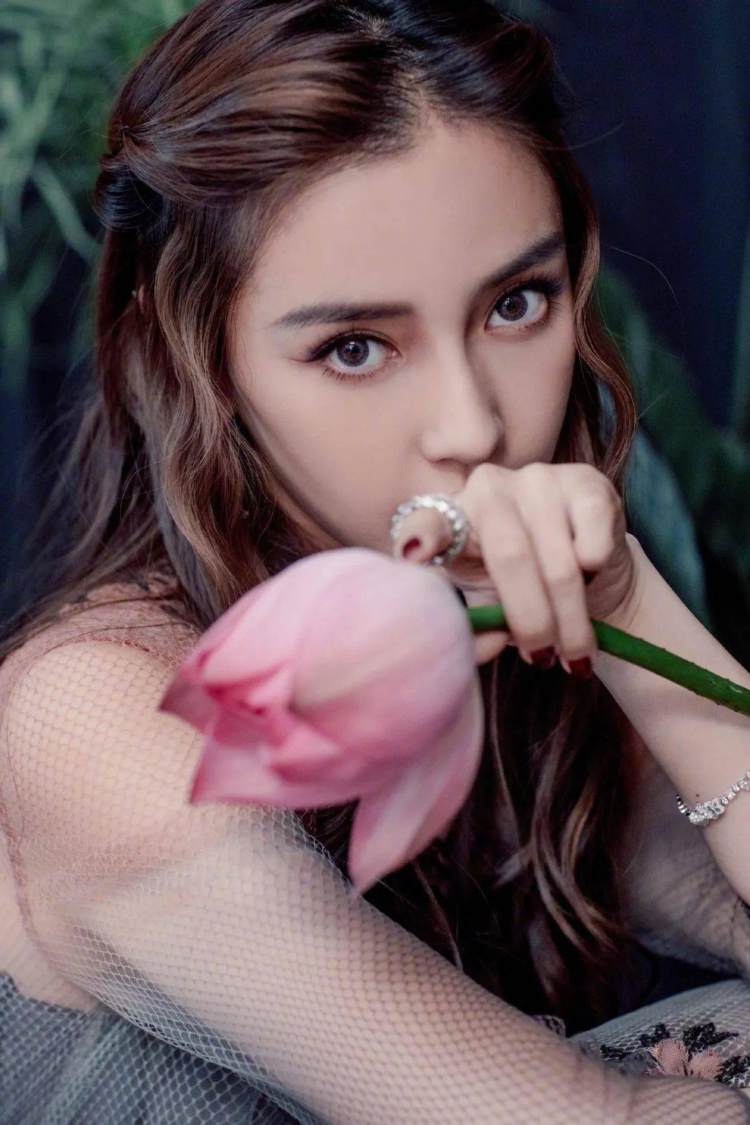 赵丽颖|快讯 | 王俊凯大片、赵丽颖美图、baby活动、孟美岐大片