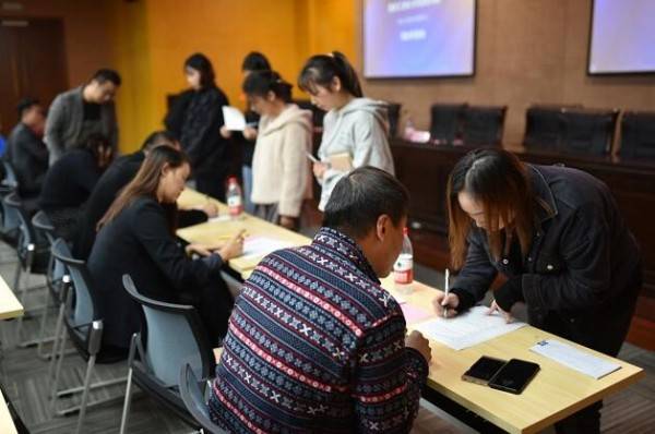 李佳琦|薇娅李佳琦正式成为人社部互联网营销师，未来5年新职业需求超3000万