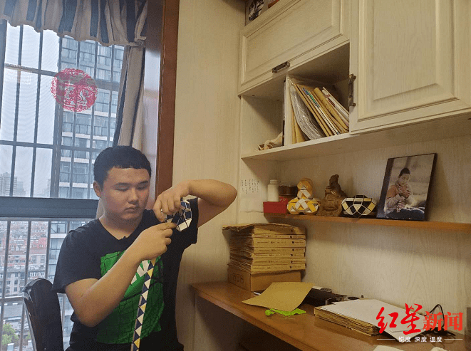 昂子喻|安徽635分盲人考生的成长路：父亲3年为他读了一米多厚的试卷