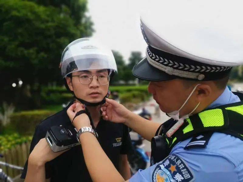 注意8月1日起不戴头盔将被处罚