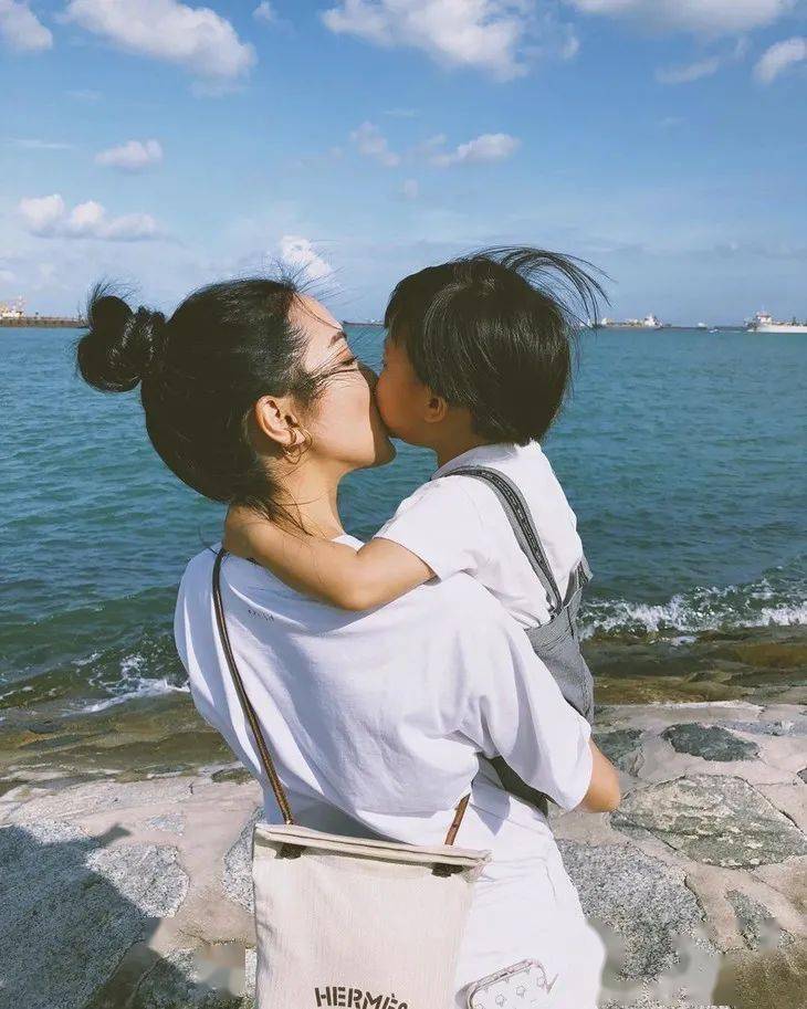 Rootote|王漫妮的通勤包一大摞，这随性帆布袋最靠谱