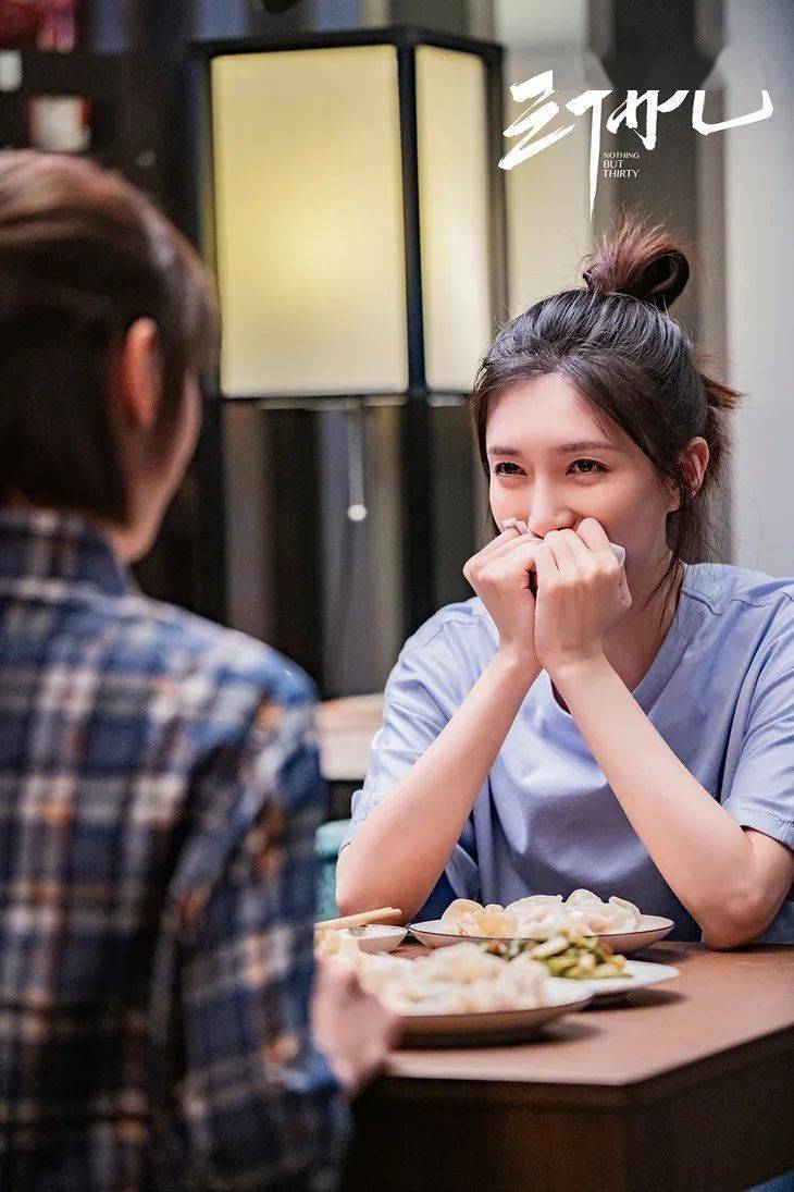 Rootote|王漫妮的通勤包一大摞，这随性帆布袋最靠谱