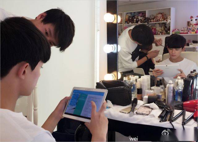 参考价|扒一扒各位男明星的梳妆台，上镜前都在脸上糊了什么？