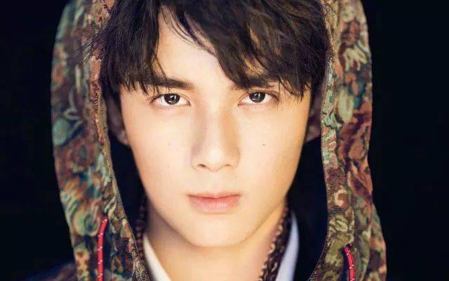 参考价|扒一扒各位男明星的梳妆台，上镜前都在脸上糊了什么？