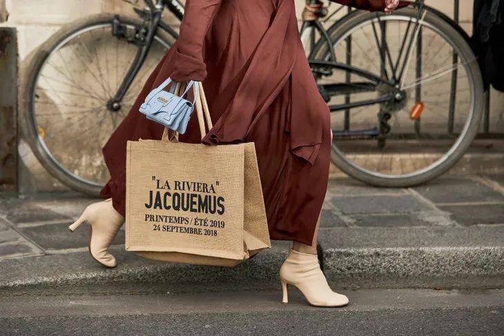 Rootote|王漫妮的通勤包一大摞，这随性帆布袋最靠谱