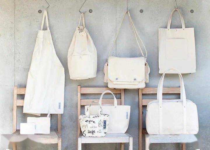 Rootote|王漫妮的通勤包一大摞，这随性帆布袋最靠谱