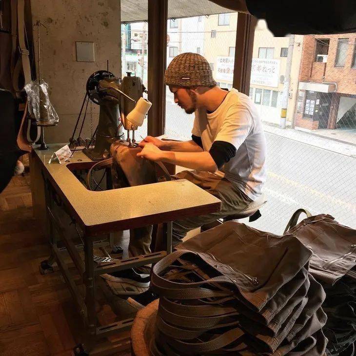 Rootote|王漫妮的通勤包一大摞，这随性帆布袋最靠谱