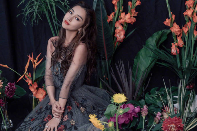 花朵|Angelababy身着柔美薄纱刺绣花朵裙 搭配精致珠宝