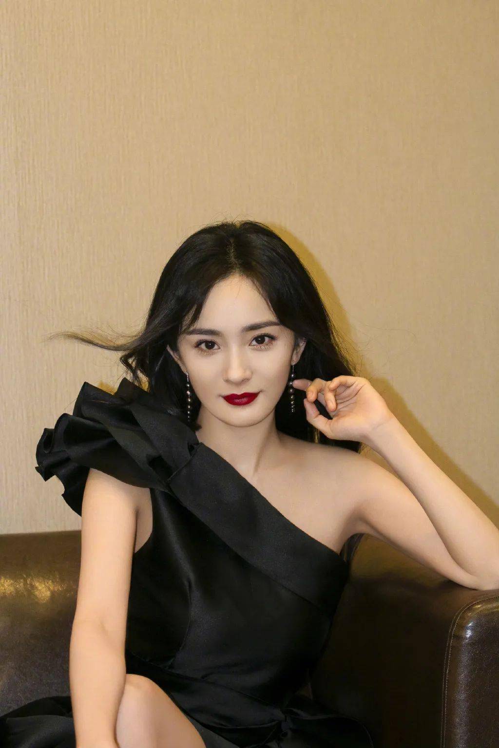 hold|烈日当头,杨幂 赵丽颖 佘诗曼靠什么hold住夏日绝色妆容?