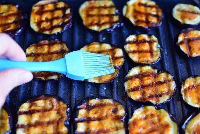 烧烤店|好吃不油腻,上桌就秒光,6斤都不够吃茄子这样做真是太香了