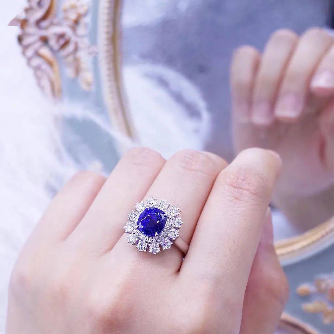 宁和|2020年这个颜色最流行!蓝色珠宝这几款,气质又宁和