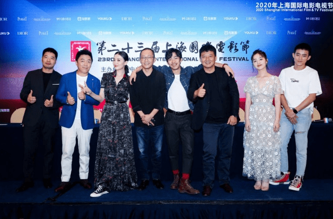 举行发布会,导演李霄峰,监制黄渤,制片人顿河与演员章宇,宋佳,王砚辉