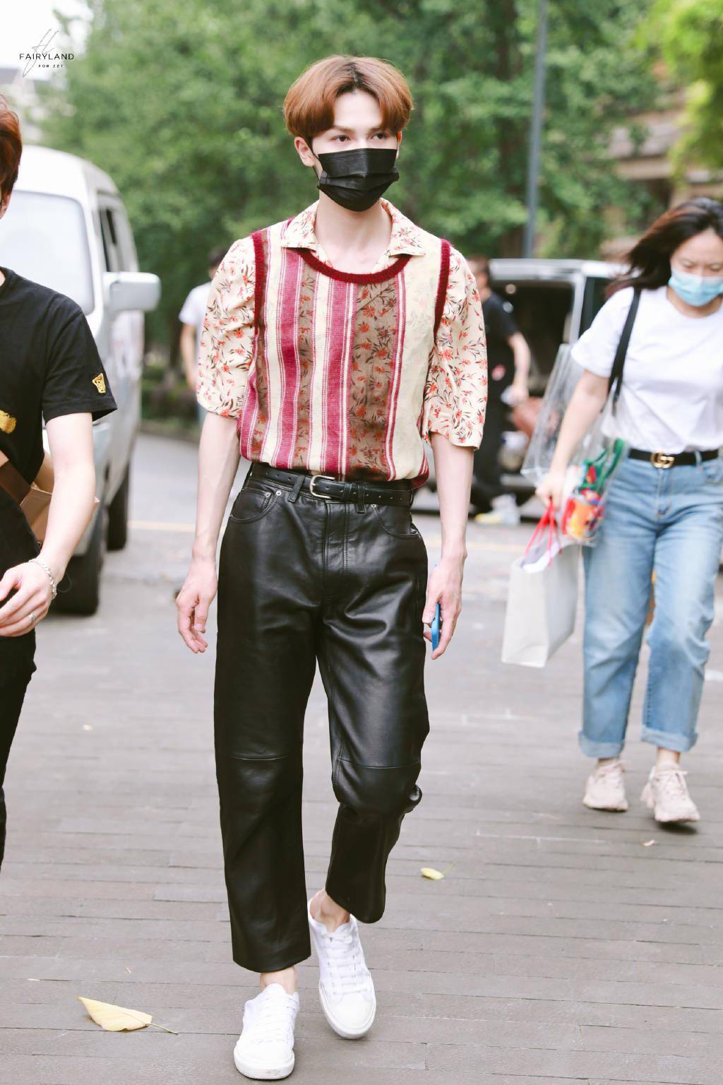 一半优雅一半狂野 朱正廷上班look混搭风演绎画报