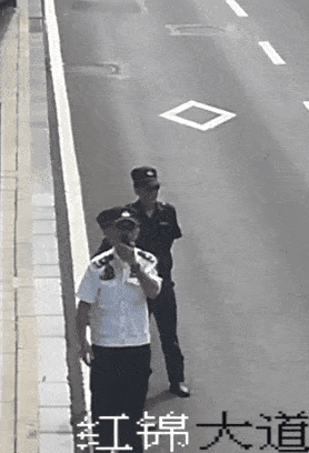 面对公安监控摄像头 郑重敬礼