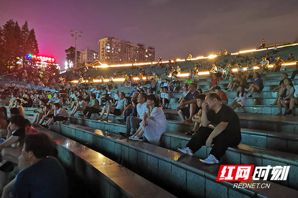与此同时,株洲城市广场公益电影在沿江风光带钢琴广场启动.