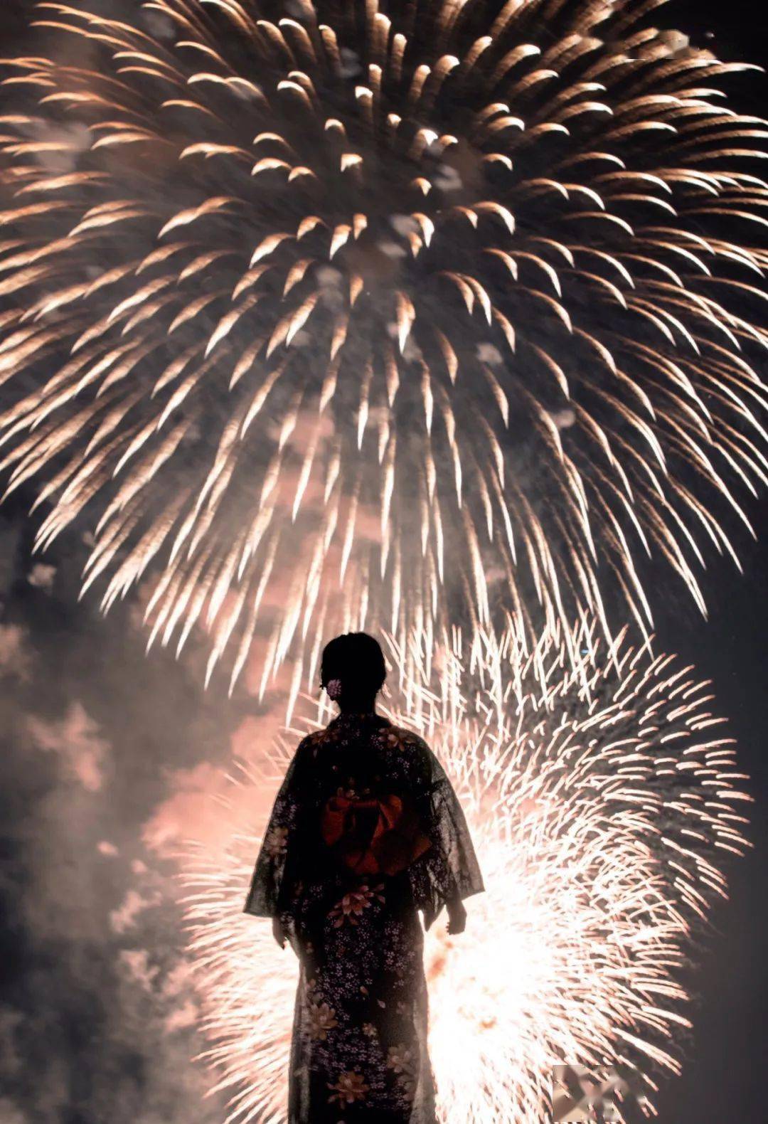 能在仲夏夜看上一场花火大会实在太好了 Ins